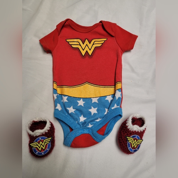 Justice League Wonder Women Baby Outfit 0 To 3 Mos With Hand Crocheted Booties - Picture 1 of 4